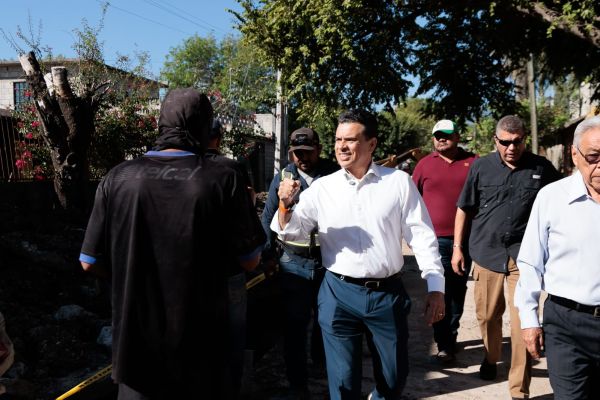 Supervisa alcalde obras de agua potable y drenaje en sectores de Victoria.