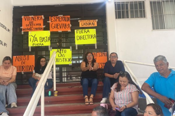 Estallan docentes contra directora del Cendi la Burocracia 1; exigen su destitución