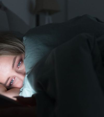 Uso del celular en la cama altera el sueño y afecta la salud