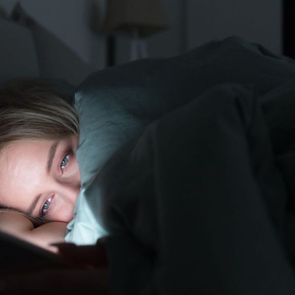 Uso del celular en la cama altera el sueño y afecta la salud
