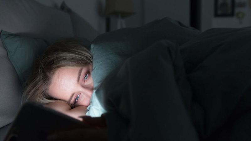 Uso del celular en la cama altera el sueño y afecta la salud