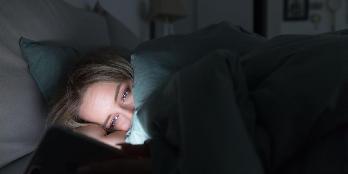Uso del celular en la cama altera el sueño y afecta la salud