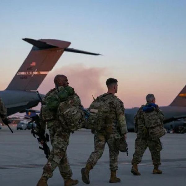 Estados Unidos despliega 2 mil paracaidistas en Medio Oriente