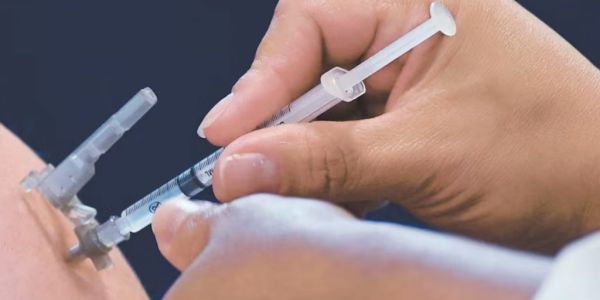 Florida busca eliminar mandatos de vacunación; las compara con “esclavitud”