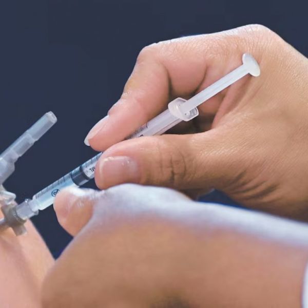 Florida busca eliminar mandatos de vacunación; las compara con “esclavitud”