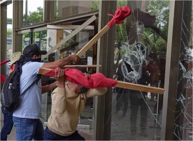 SEP condena violencia de la CNTE en protesta frente a Secretaría de Bienestar