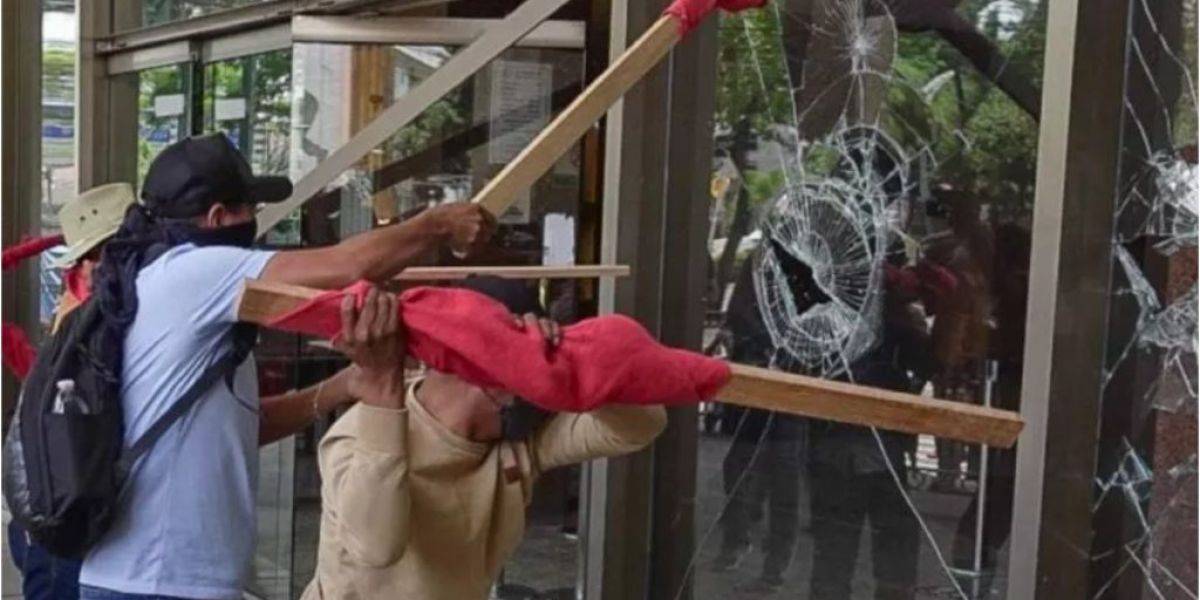 SEP condena violencia de la CNTE en protesta frente a Secretaría de Bienestar