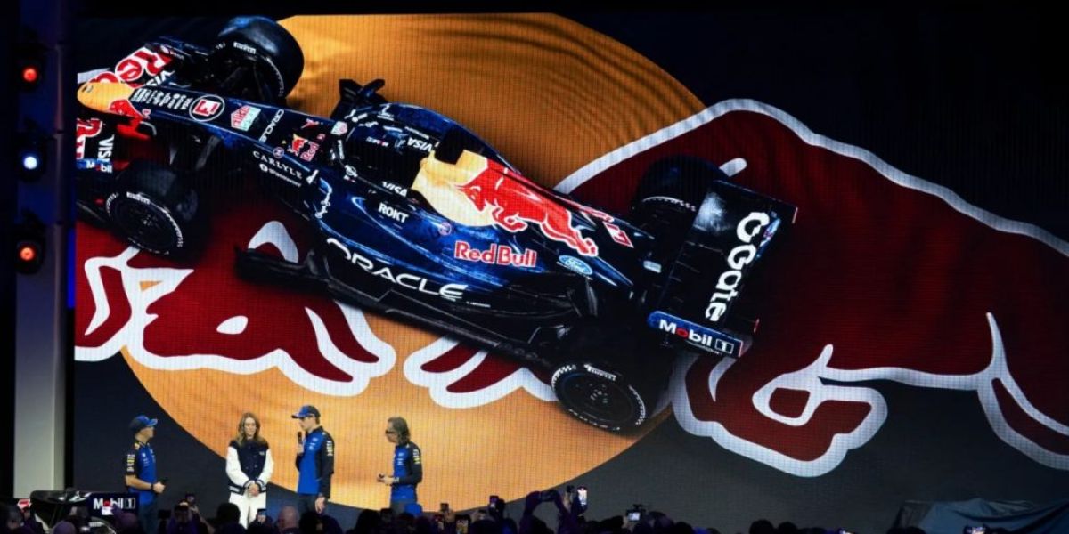Red Bull presenta el RB22 con diseño retro y alianza estratégica con Ford