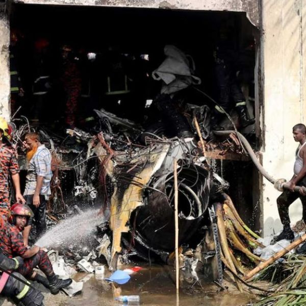 Avión militar cae sobre escuela en Bangladesh: 19 muertos