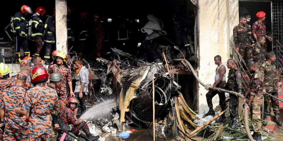 Avión militar cae sobre escuela en Bangladesh: 19 muertos