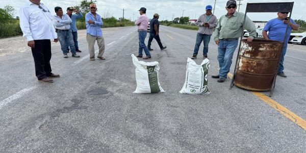 Productores bloquean carretera Victoria-Matamoros: exigen respuestas