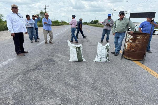 Productores bloquean carretera Victoria-Matamoros: exigen respuestas
