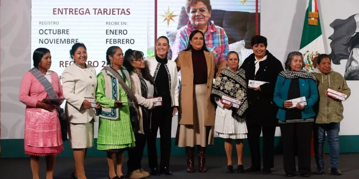 Claudia Sheinbaum entrega tarjetas de Pensión Mujeres Bienestar