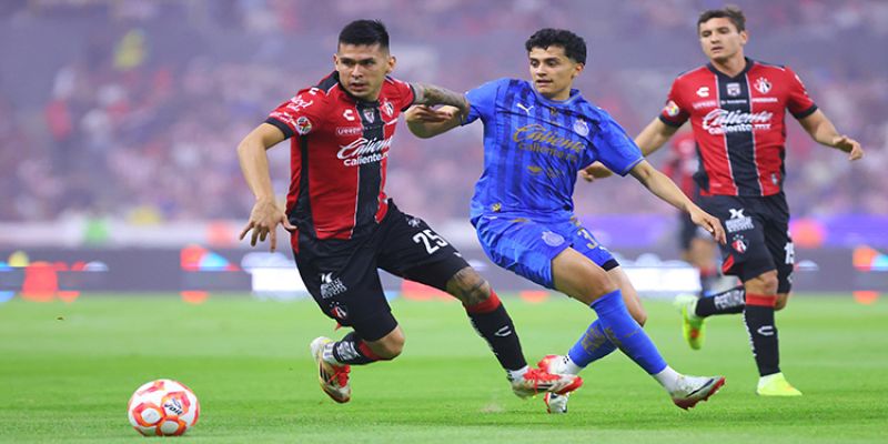 Vence Chivas al Atlas en clásico tapatío