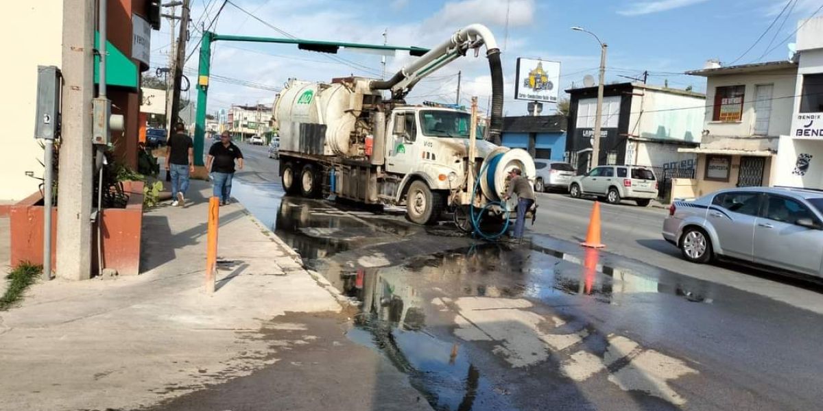 Limpieza continúa en alcantarillas y desagües en Matamoros por instrucciones del alcalde Alberto Granados