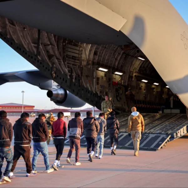 Inicia la deportación de migrantes en aviones militares de EE.UU.