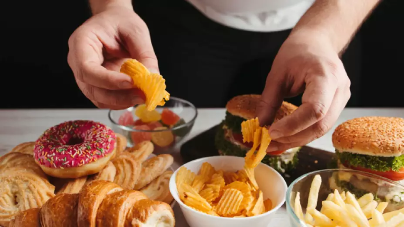 Estudio revela que alimentos ultraprocesados podrían acelerar el Parkinson