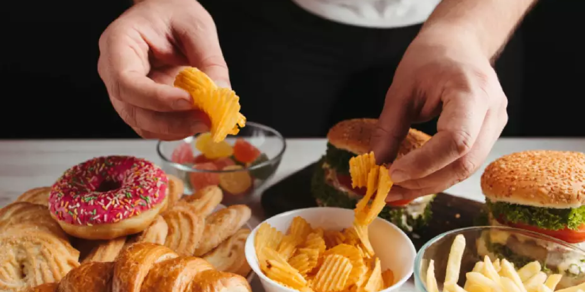 Estudio revela que alimentos ultraprocesados podrían acelerar el Parkinson