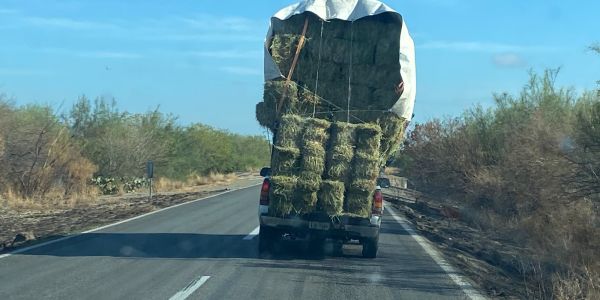 Piden frenar transporte agrícola que pone en riesgo a automovilistas