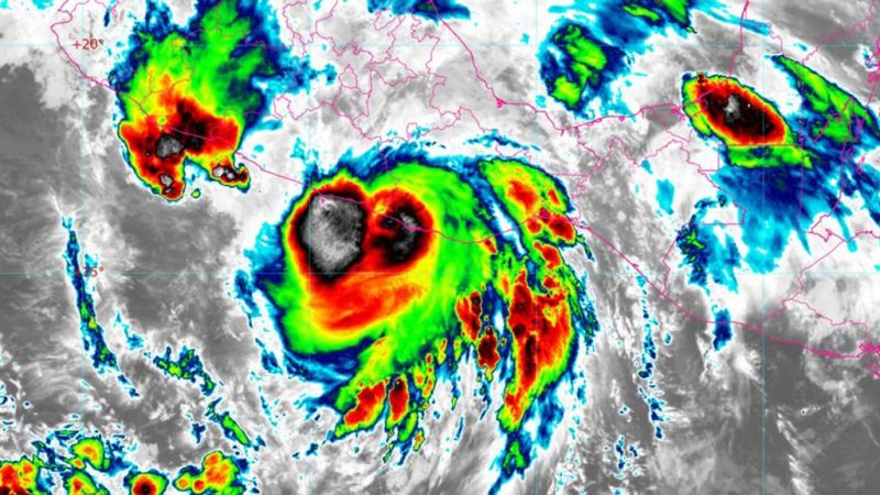 Huracán Erick toca tierra con categoría 3 en Oaxaca