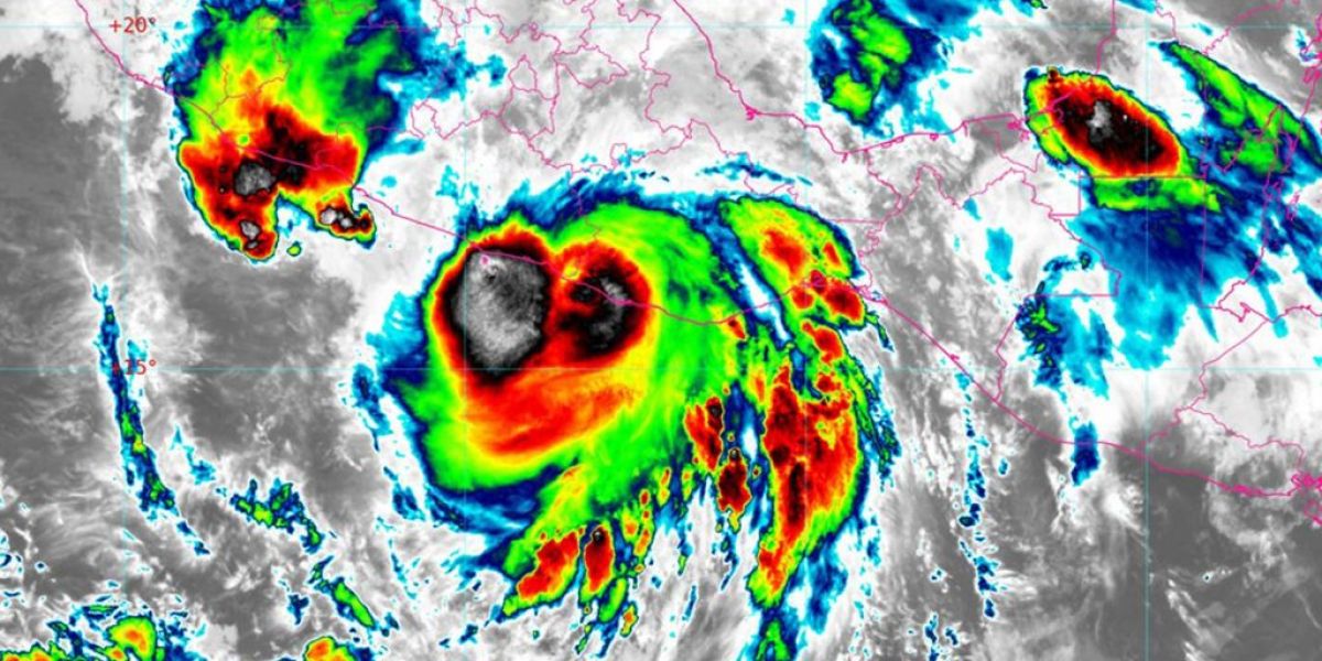 Huracán Erick toca tierra con categoría 3 en Oaxaca