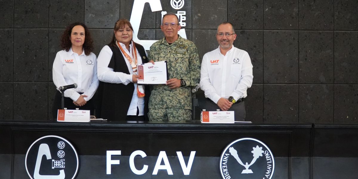 El General Enrique García Jaramillo da conferencia en la UAT sobre seguridad nacional