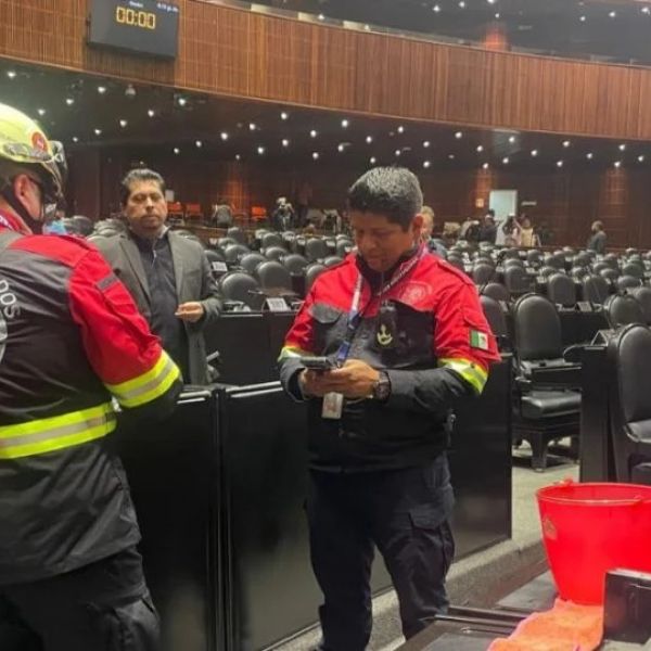 Le llueve a la bancada de Morena en Diputados; hay goteras en el salón de sesiones