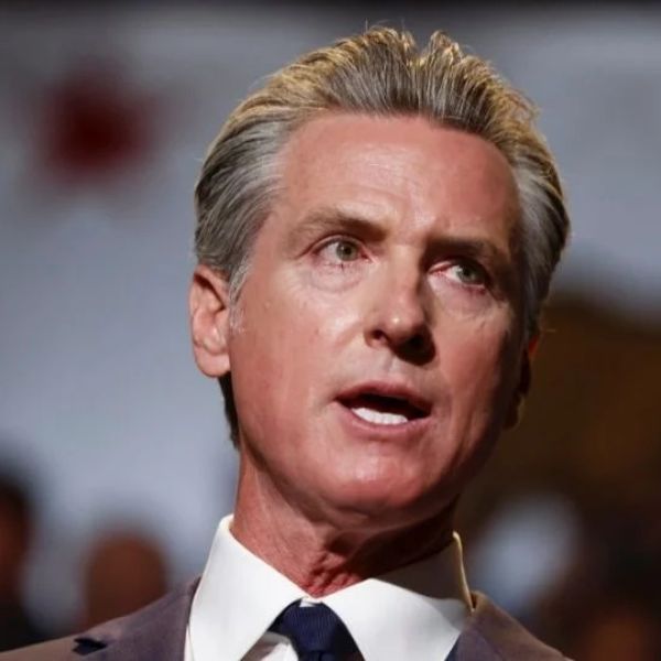 Gobernador de California afirma que la Casa Blanca le impidió hablar en un foro en Davos