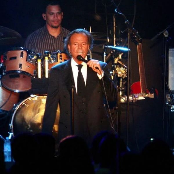 Julio Iglesias intenta desestimar el caso por agresión sexual al publicar presuntas conversaciones en WhatsApp