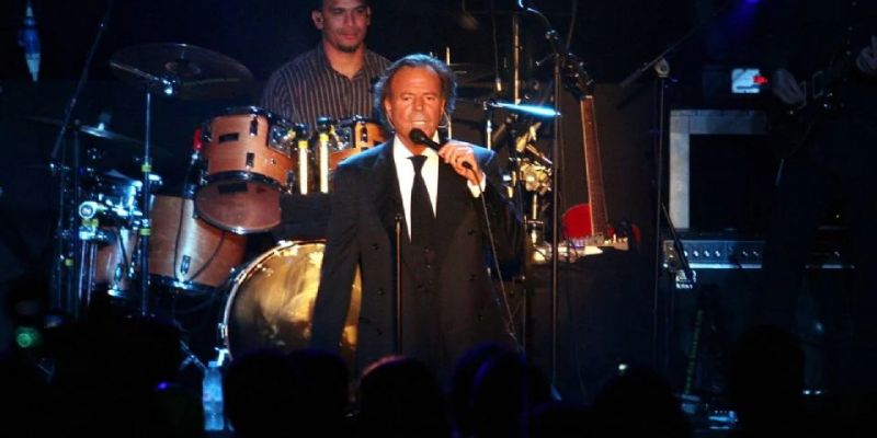 Julio Iglesias intenta desestimar el caso por agresión sexual al publicar presuntas conversaciones en WhatsApp