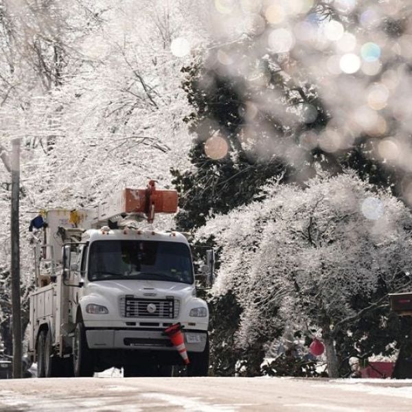 Miles de personas permanecen sin energía eléctrica previo a nueva onda fría en EU