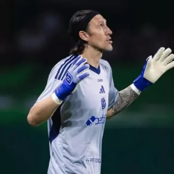 Portero brasileño, pide permiso al arbitro de ir al baño.... en pleno partido!!