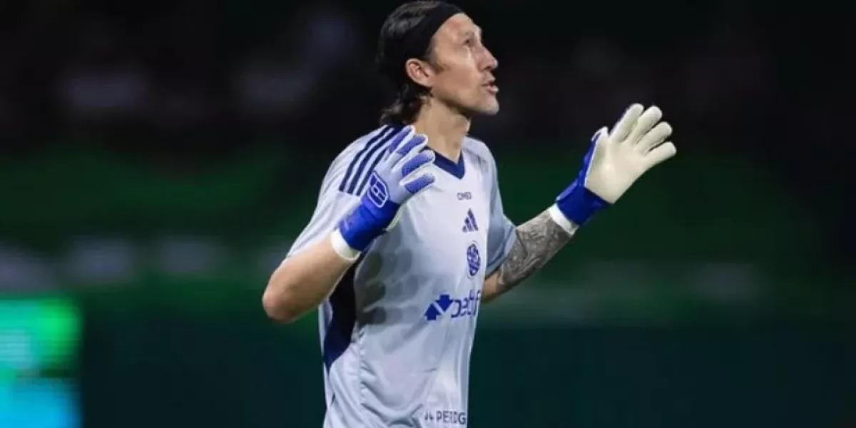 Portero brasileño, pide permiso al arbitro de ir al baño…. en pleno partido!!