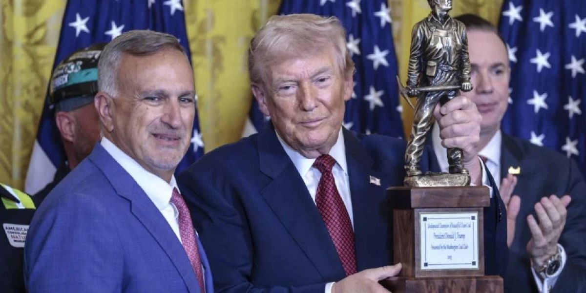 Trump es galardonado como “campeón del carbón” y ordena al Pentágono priorizar su uso
