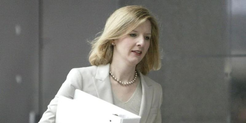 Renuncia consejera general de Goldman Sachs tras revelarse mensajes con Epstein