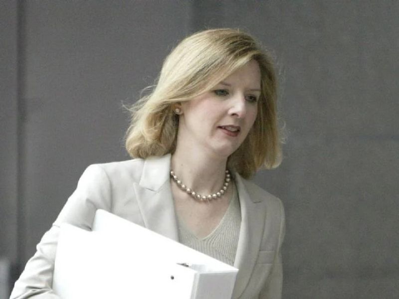 Renuncia consejera general de Goldman Sachs tras revelarse mensajes con Epstein