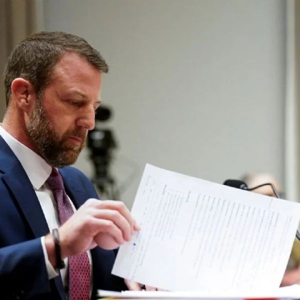 Senado confirma al republicano Markwayne Mullin para dirigir el Departamento de Seguridad Nacional de EU