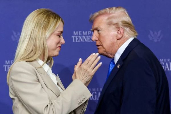 Trump destituye a Pam Bondi como fiscal general, reportan Fox News y Reuters