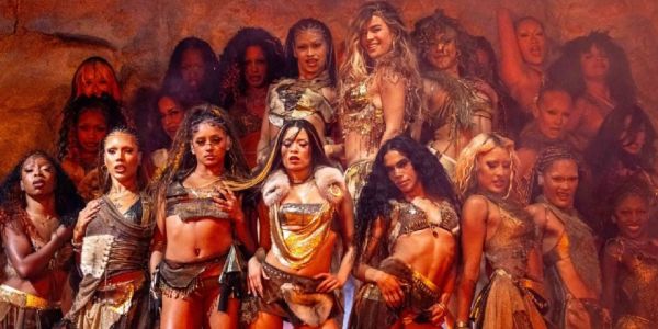 Karol G anuncia nueva gira durante su presentación en Coachella