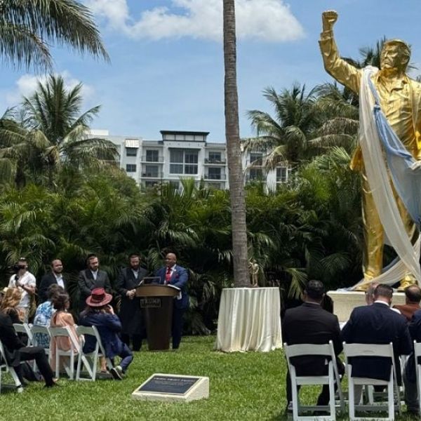 Inauguran estatua dorada de Donald Trump de casi cinco metros de altura en su club de golf de Florida