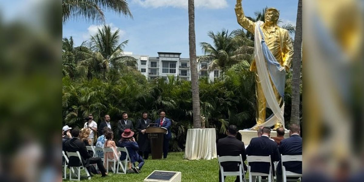 Inauguran estatua dorada de Donald Trump de casi cinco metros de altura en su club de golf de Florida
