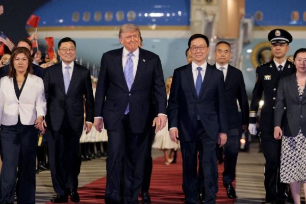 Trump llega a China para su visita de Estado; lo acompañan Marco Rubio y empresarios de EU