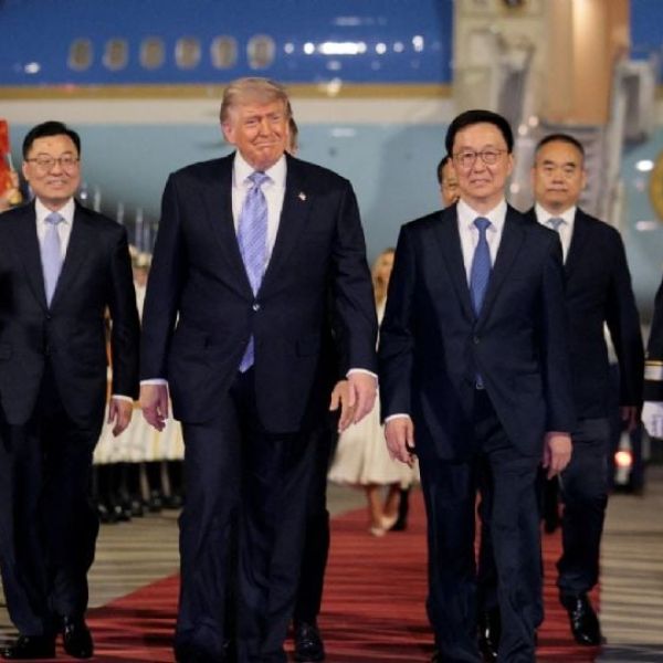 Trump llega a China para su visita de Estado; lo acompañan Marco Rubio y empresarios de EU