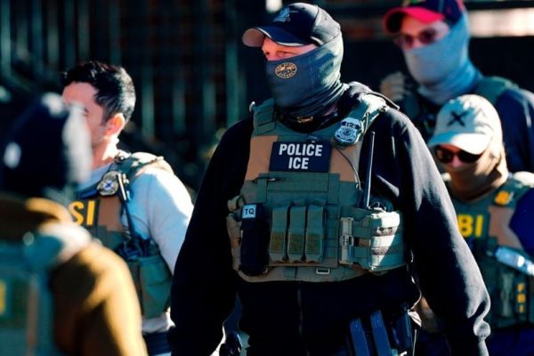 Juez prohíbe a agentes de ICE detener a extranjeros en tribunales de migración