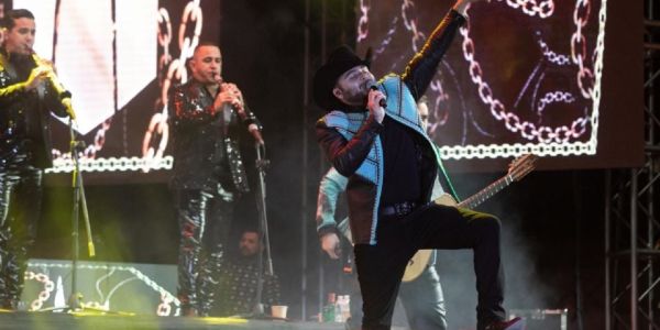 Prohíben a Gerardo Ortiz presentarse en Querétaro tras cantar “narcocorridos” durante una feria
