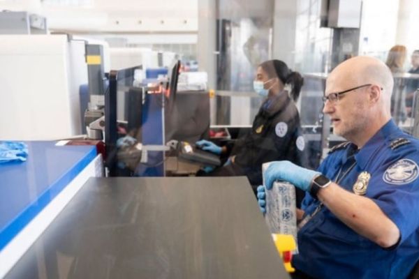 Autoridades de EU abren la puerta al transporte de marihuana medicinal en vuelos comerciales