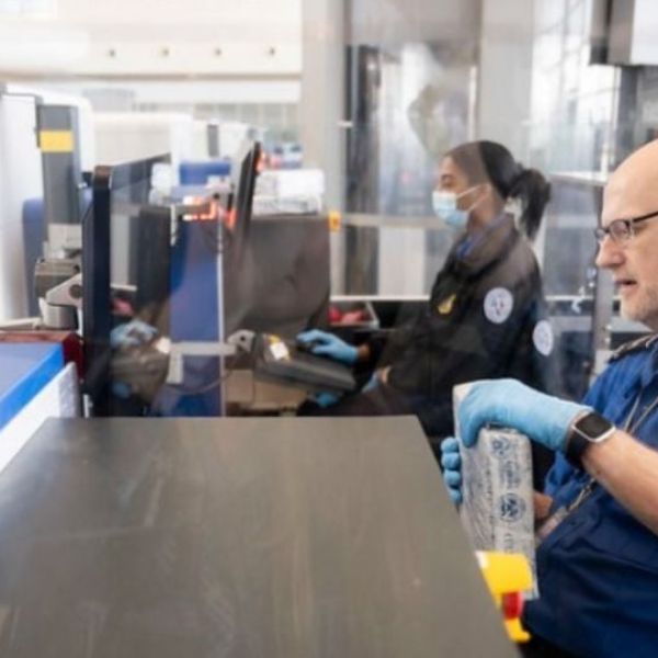 Autoridades de EU abren la puerta al transporte de marihuana medicinal en vuelos comerciales