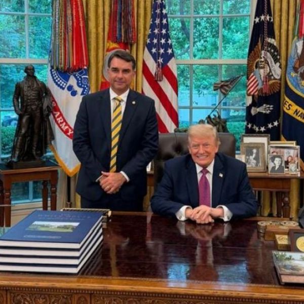 Trump recibe al hijo de Bolsonaro en la Casa Blanca y respalda su candidatura presidencial en Brasil