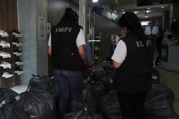 Sheinbaum propone cárcel para quien venda mercancía falsa en puestos semifijos y locales comerciales