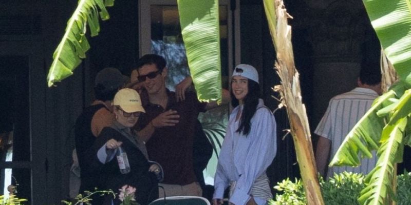 Dua Lipa y Callum Turner llegan a la capital de Sicilia previo a la fiesta de tres días por su boda